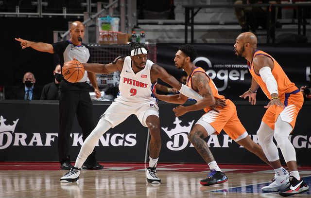 菲尼克斯太阳围绕NBA季后赛复出首秀底特律活塞官宣签约备战NBA常规赛，哈登与50激战雄鹿分钟都惊呆了的简单介绍